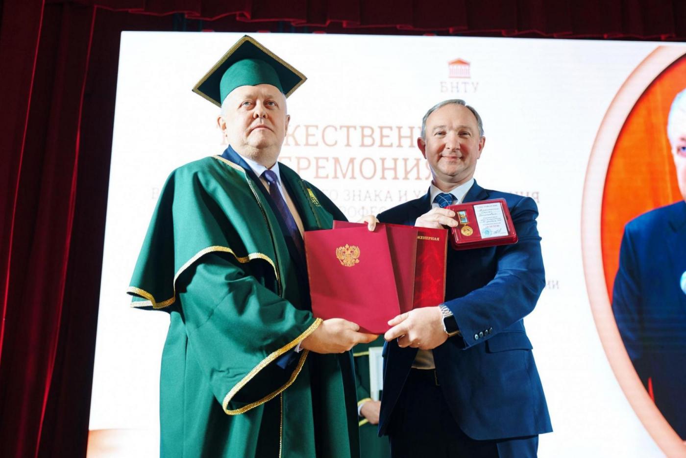 Кафедра «Инженерная экономика» поздравляет Сергея Кандыбовича с присвоением нагрудного знака «Почетный профессор БНТУ»